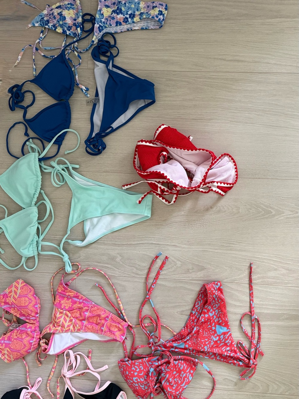 7 pair of bikinis Women's Triangle Bikini Bottoms and tops– Unbranded